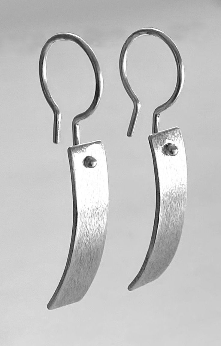 Silver Earrings - These sleek and sophisticated sterling silver earrings invite wonder with their curved profile and subtle texture. Sterling silver French hooks. Steel Jewelry Handmade, Hammered Silver Earrings, Titanium Jewelry Handmade, Silversmith Earrings, Contemporary Jewelry Earrings, Architectural Earrings, Primitive Jewelry, Silversmith Jewelry, Avant Garde Jewelry