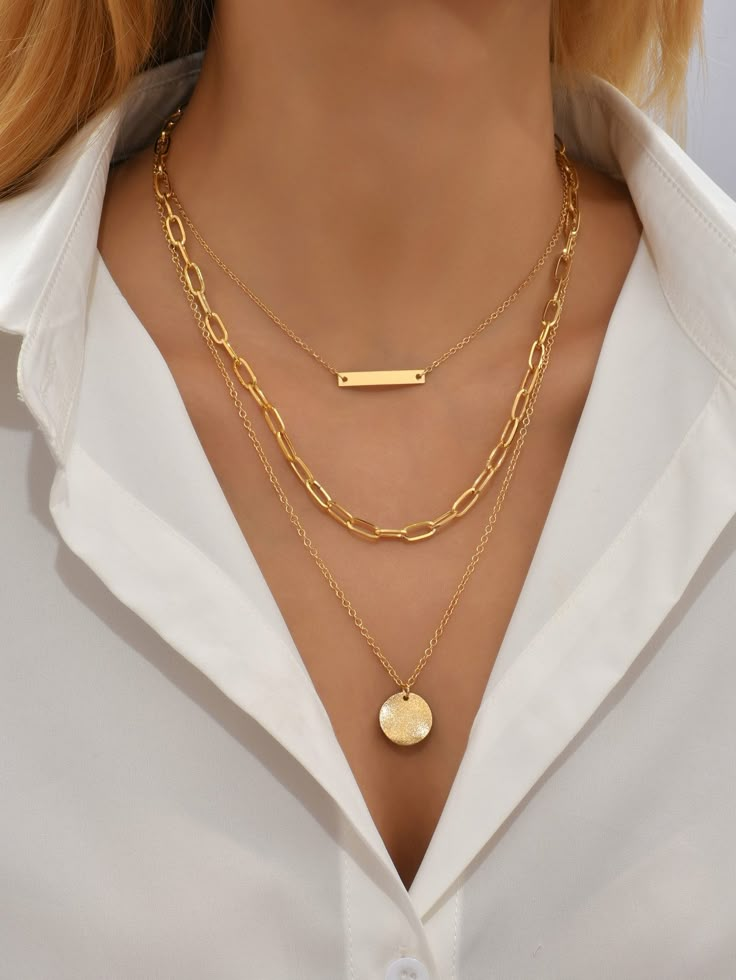 Gold Necklace Trendy, Gold Stackable Necklaces, Stacked Gold Necklaces Layered, Gold Accessories Women, Layered Pendant Necklace, Womens Gold Necklaces, Layering Gold Necklaces, Gold Jewelry Inspiration, Trendy Gold-tone Layered Chain Necklace