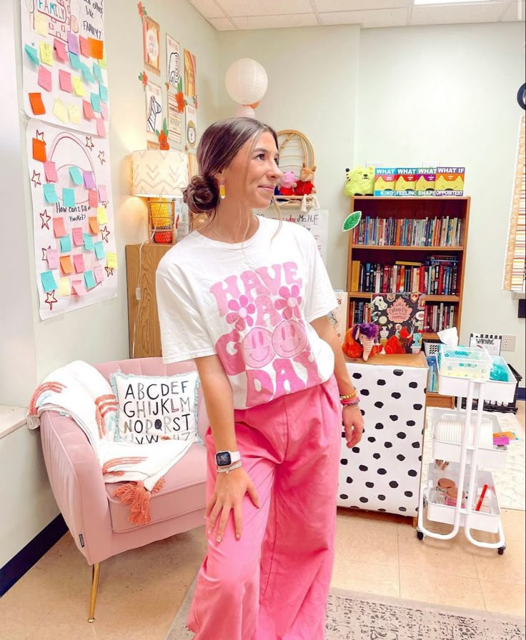 Teacher Outfits Preppy, Kindergarten Outfits Teachers, Colourful Teacher Outfits, Fun Preschool Teacher Outfits, Pink Teacher Aesthetic, Fun Elementary Teacher Outfits, Pink Teacher Outfit, Fun Kindergarten Teacher Outfits, Bright Teacher Outfits