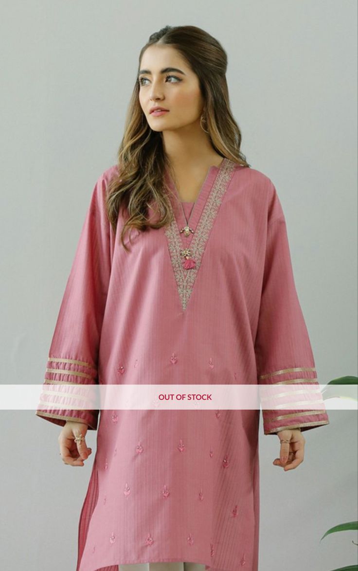 V Shape Kurti Designs, Disiner Kurti Latest, V Neck Designs For Kurtis, V Shape Neck Design Kurti, Dress Desinge, Arabic Jalabiya, Suit Neck Design, Stitching Styles, Plain Kurta