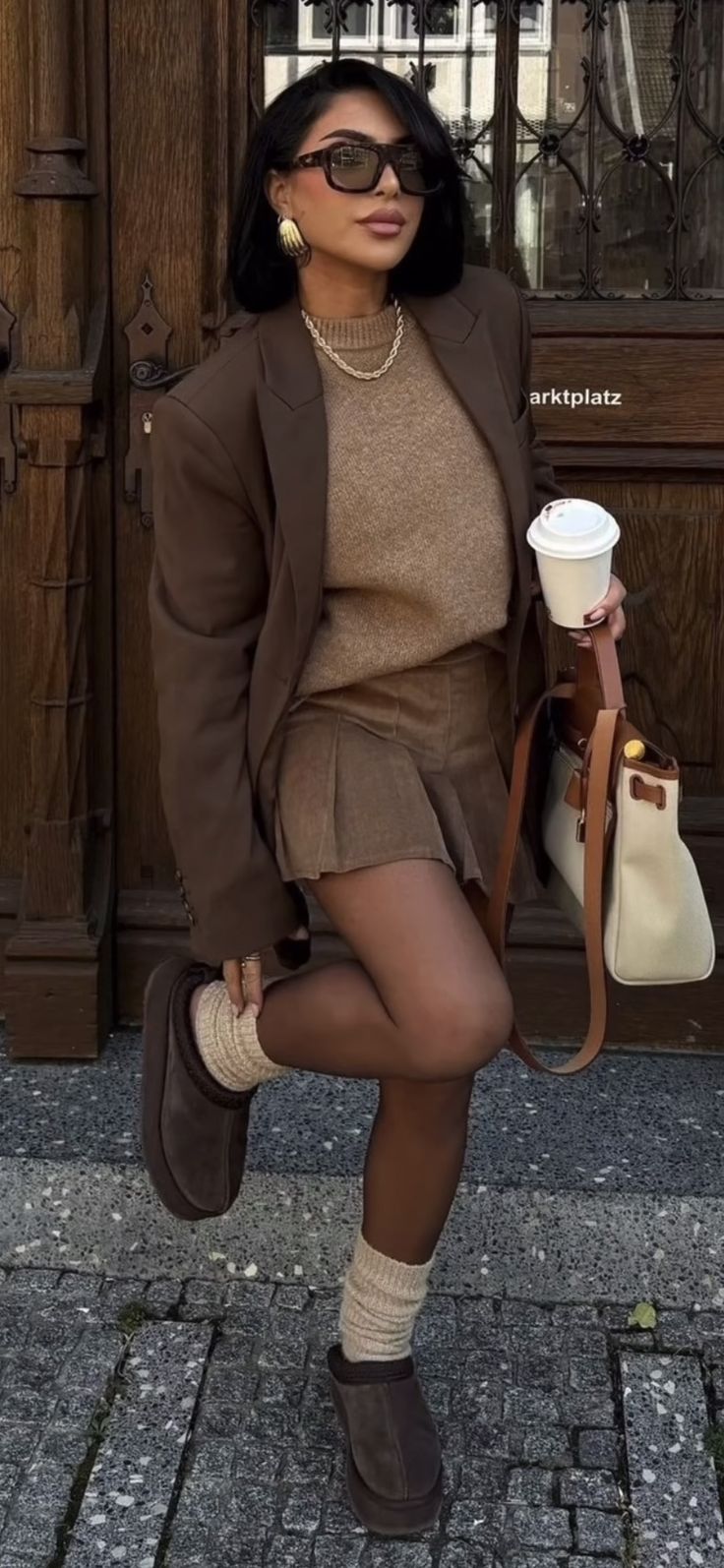 Clueless Preppy Outfits, Boss Baddie Outfits, Preppy Outfits 30s, Brown Skirt Work Outfit, Paris Outfits Winter Classy, Brown Dress With Stockings Outfit, Classy 20s Outfits, Fall Outfits Corporate, Chocolate Monochrome Outfit