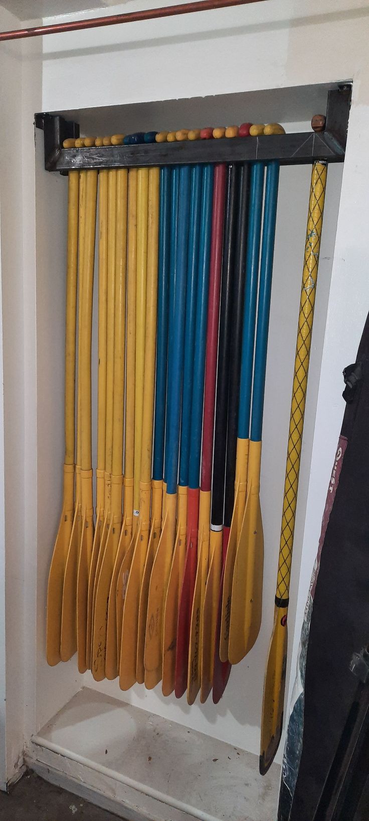 there are many paddles hanging on the wall