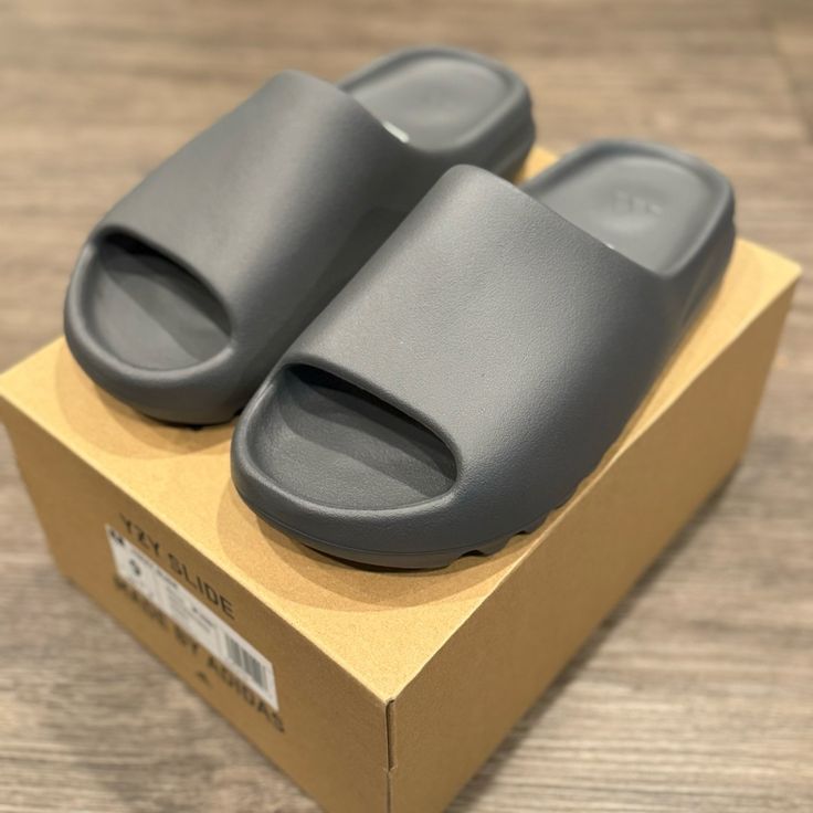 Yeezy Slide Sz 9 Granit Id4132. New With Box Grey Yeezy, Fake Yeezys, Yeezy Black, Shoes Yeezy, Pretty Sneakers, Xmas Wishes, Yeezy Slides, Pretty Shoes Sneakers, Shoe Wishlist