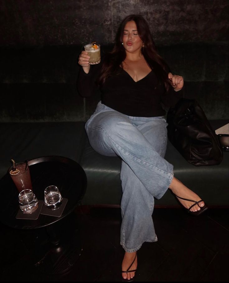 Curvy Dinner Date Outfit, Date Night Looks Plus Size, Dinner Plus Size Outfit Ideas, Casual Dinner Outfit Summer Plus Size, First Date Bar Outfit, Plus Size Outfits Date Night, Plus Size Dinner Outfits, Plus Size Coffee Date Outfit, Plus Size Night Outfits