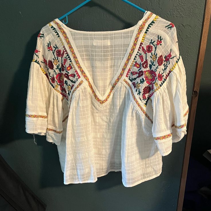 Free People White/Pink Embroidered Top Size Xs New With Tags Scoop Back Bodysuit, Girls Tunic Tops, Free People Bralette, Free People Bodysuit, Girls Tunics, Boho Layering, Printed Tunic Dress, Free People Blouse, Floral Tunic Tops