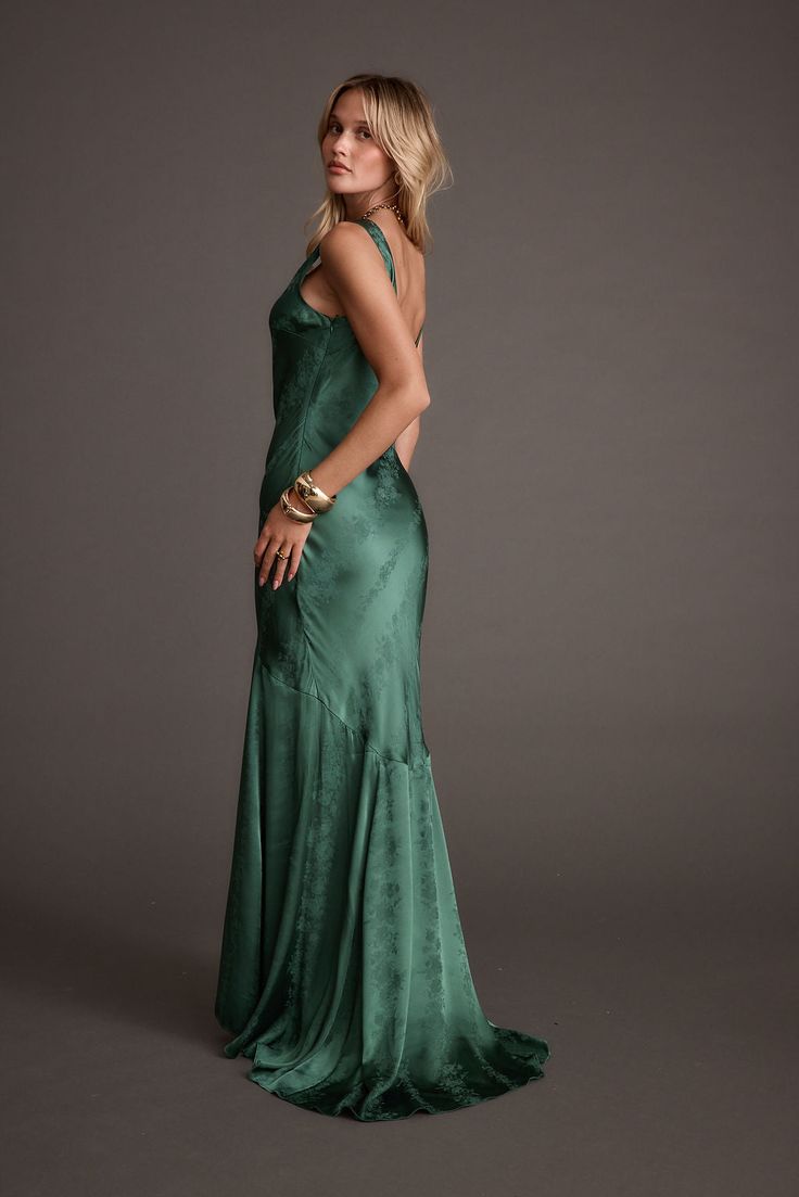 Did someone say black-tie? Featuring a gorgeous trailing train and drop skirt silhouette on a jacquard emerald satin, The Willow Emerald Jacquard Maxi Dress is our roman empire. Pair with your favorite accessories and this one-and-done stunner is made for youuu. Green Gowns, Fall Wardrobe Staples, Party Bottoms, Concert Dresses, Fall Sweater Dress, 12th Tribe, Dresses Date Night, Bridal Tops, Fall Wedding Guest Dress