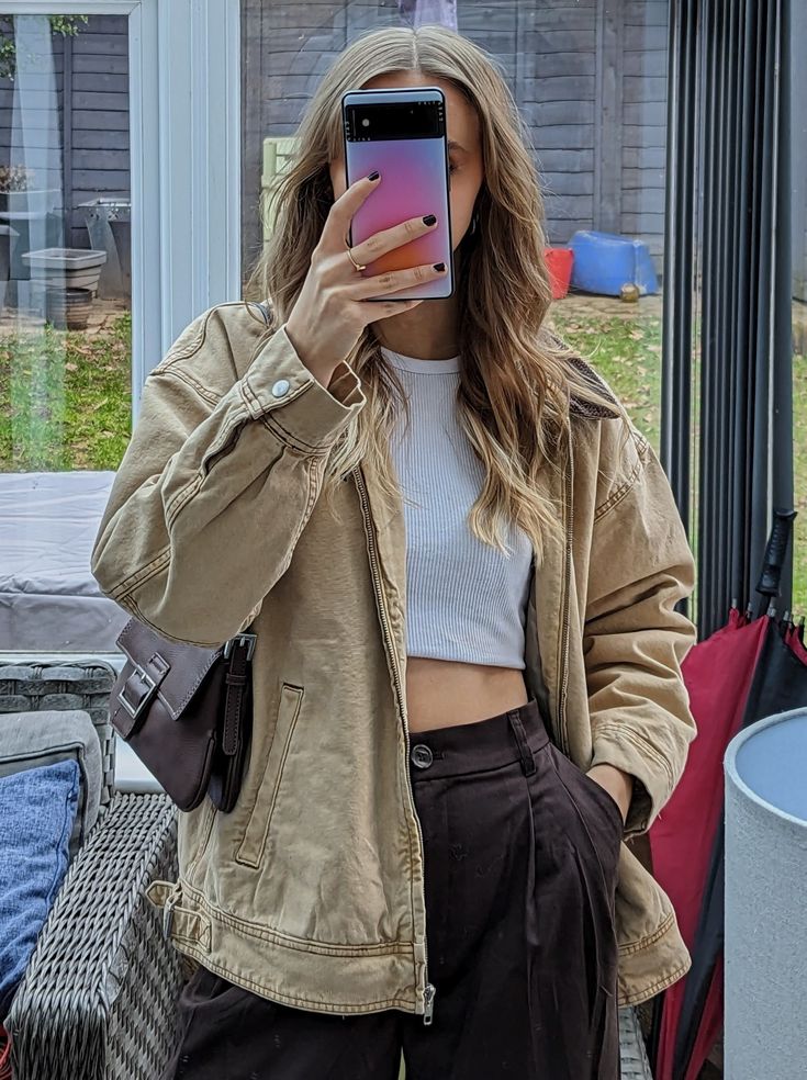 Tan Cargo Jacket Outfit, Light Brown Denim Jacket Outfit, Light Brown Jacket Outfit Woman, Beige Carhartt Jacket Outfit, Tan Jean Jacket Outfit, 90s Jacket Outfits, Tan Jacket Outfit Women, Beige Denim Jacket Outfit, Light Brown Jacket Outfit