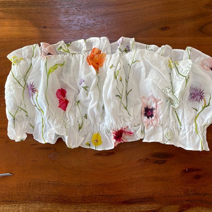 Floral Strapless Crop Top. Fits Medium/Large. Never Worn. Basically A Bandeau. White Feminine Bandeau Tube Top, Feminine White Bandeau Tube Top, White Feminine Tube Top For Summer, White Floral Print Summer Crop Top, Feminine White Tube Top For Summer, White Strapless Cotton Crop Top, H&m Summer Beach Tops, White Feminine Bandeau Top, Feminine White Bandeau Top