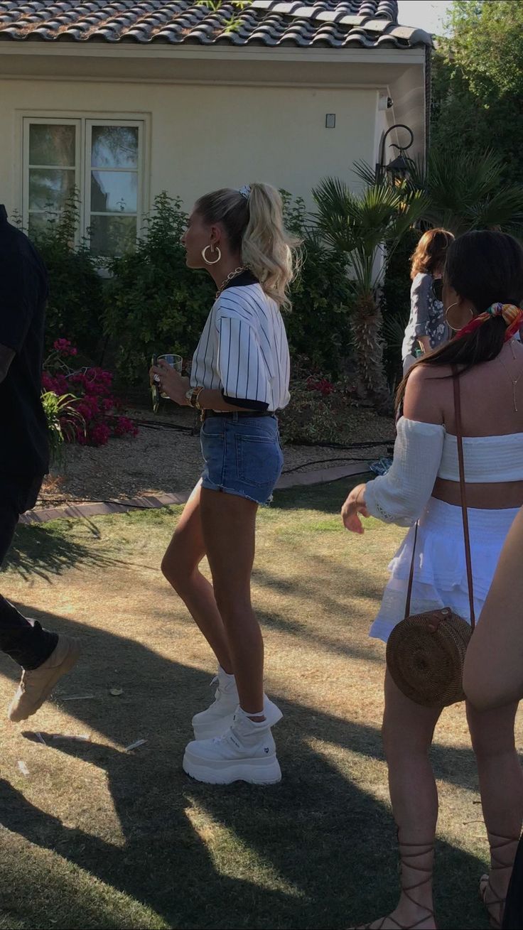 Hailey Bieber Coachella, New Years Fit, Haily Baldwin, Teenage Photography, Coachella Fits, Hailey Style, Rhode Skin, Hailey Baldwin Style, Hailey Bieber Style