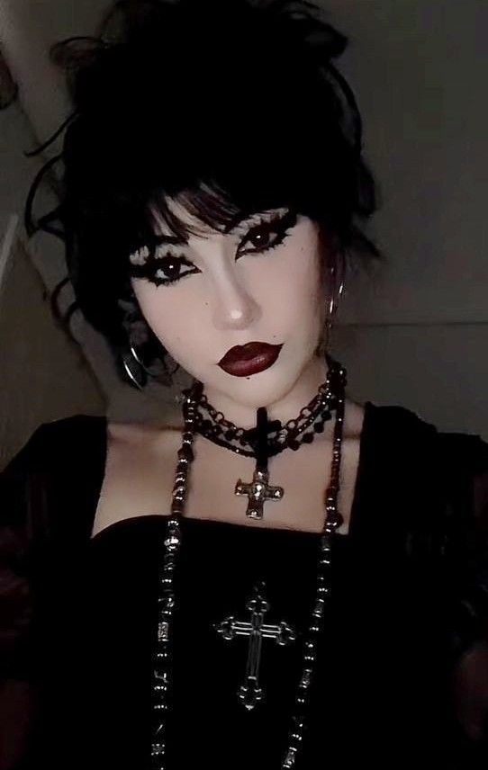 Goth Makeup Looks Trad, Tradgoth Hair, Goth Outfit Casual, How To Be Goth, Biker Makeup, Trad Goth Hair, Goth Outfits Casual, Goth Painting, Vamp Makeup