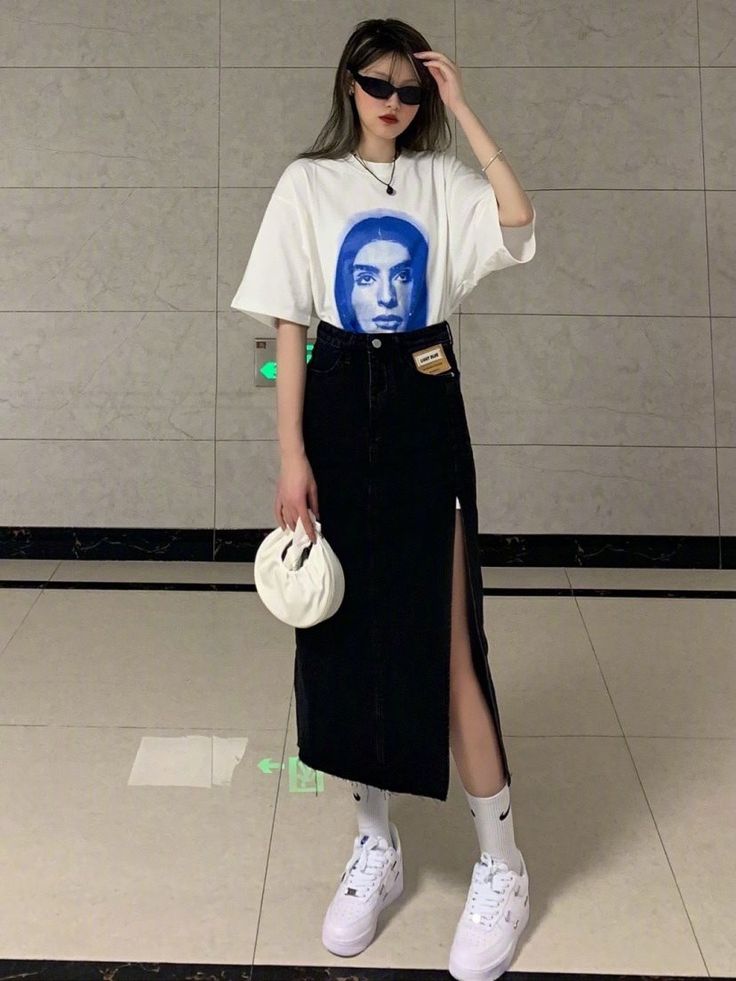 Oversized Tshirt Skirt Outfit Korean, Oversized Tshirt Street Style, Baggy Shirt And Skirt Outfit, Korean Tshirt Outfit, Oversized Tshirt With Skirt, Oversized Shirt And Skirt Outfit, Oversized White Tshirt Outfit, Tshirt Skirt Outfit, Oversized Tshirt Outfit Korean