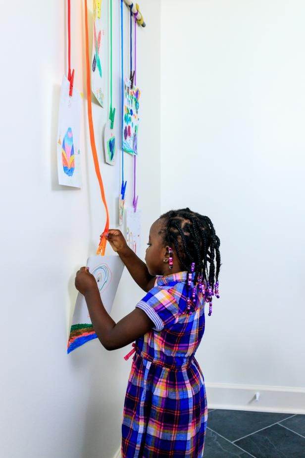 Hanging Kids Art, Hanging Kids Artwork, Kids Art Display Wall, Easy Wall Art, Art Display Wall, Wall Art Projects, Clothespin Art, Diy Kids Art, Displaying Kids Artwork