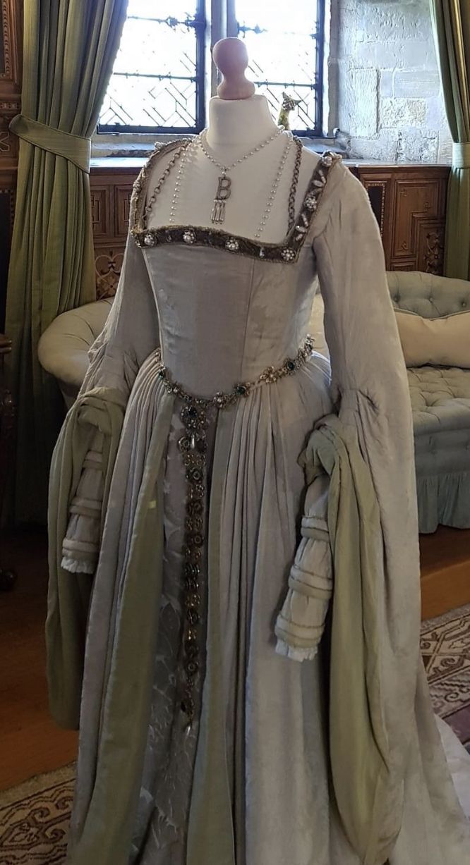 Tudor Style Clothing, Tudor Style Dresses, White Tudor Dress, 1500s Dress Gowns, Tudor Period Dress, Tudor Dress Aesthetic, Tudor Era Dress, Tudor Era Fashion, The Tudors Dresses