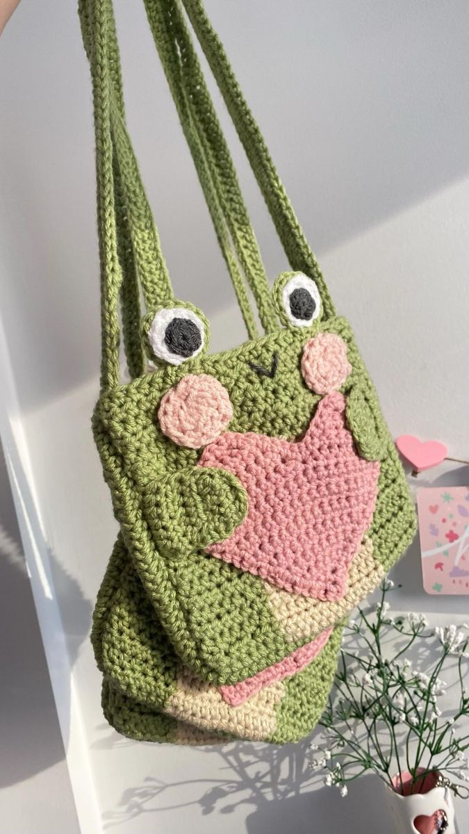 Sac Diy, Crochet Fairy, Crochet Frog, Crochet Business, Crochet Design Pattern, Kawaii Crochet, Crochet Clutch, Crochet Fashion Patterns, Diy Crochet Projects