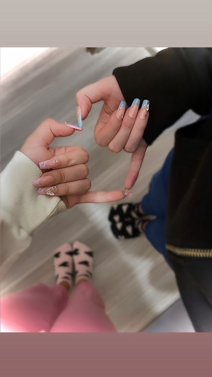 Matching Nails Sets With Bestie, Matching Nail Designs For Friends, Nail Art Best Friends, Bestie Matching Nails Ideas, Simple Matching Nails With Best Friend, Matching Nails With Sister, Matching Nails With Bff Summer, Matching Nail Inspo For Best Friends, Funny Nail Poses