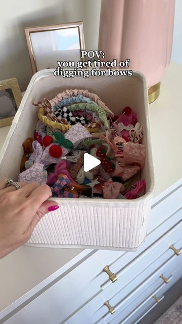 Organizing Headbands And Bows, Hair Bow Organization Ideas, Hair Bands Storage Ideas, Hair Bobble Storage, Baby Bow Organization Head Bands, Organizing Bows And Headbands, How To Organize Bows, Hair Bow Organization Diy, Bow Drawer Organization