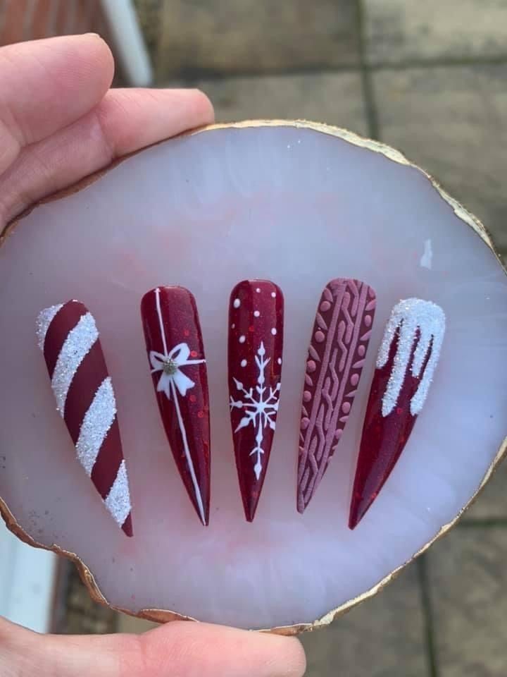 Christmas Nail Art Stiletto, Christmas Stelitto Nails, Christmas Nail Designs Long Nails, Christmas Nails Stiletto Glitter, Christmas Nails Long Stiletto, Red Xmas Nails Designs, Winter Stiletto Nails Designs, Christmas Stilleto Nails, Stiletto Nails Winter