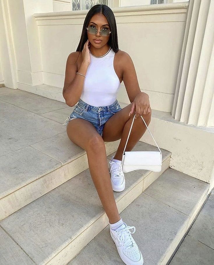 Blue Denim Shorts Outfit, White Denim Shorts Outfit, Blue Jean Shorts Outfit, White Denim Outfit, Jean Short Outfits, Denim Shorts Outfit, Sassy Outfit, Summer Shorts Outfits, Effortlessly Chic Outfits