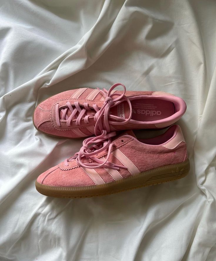 #adidasshoeswomen #samba #sambarose Adidas Bermuda, Sneaker Shop, Adidas Originals Gazelle, Shoe Inspo, Aesthetic Shoes, Swag Shoes, Pink Adidas, Sporty Chic, Pink Shoes