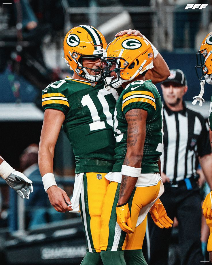 the green bay packers huddle together on the sidelines