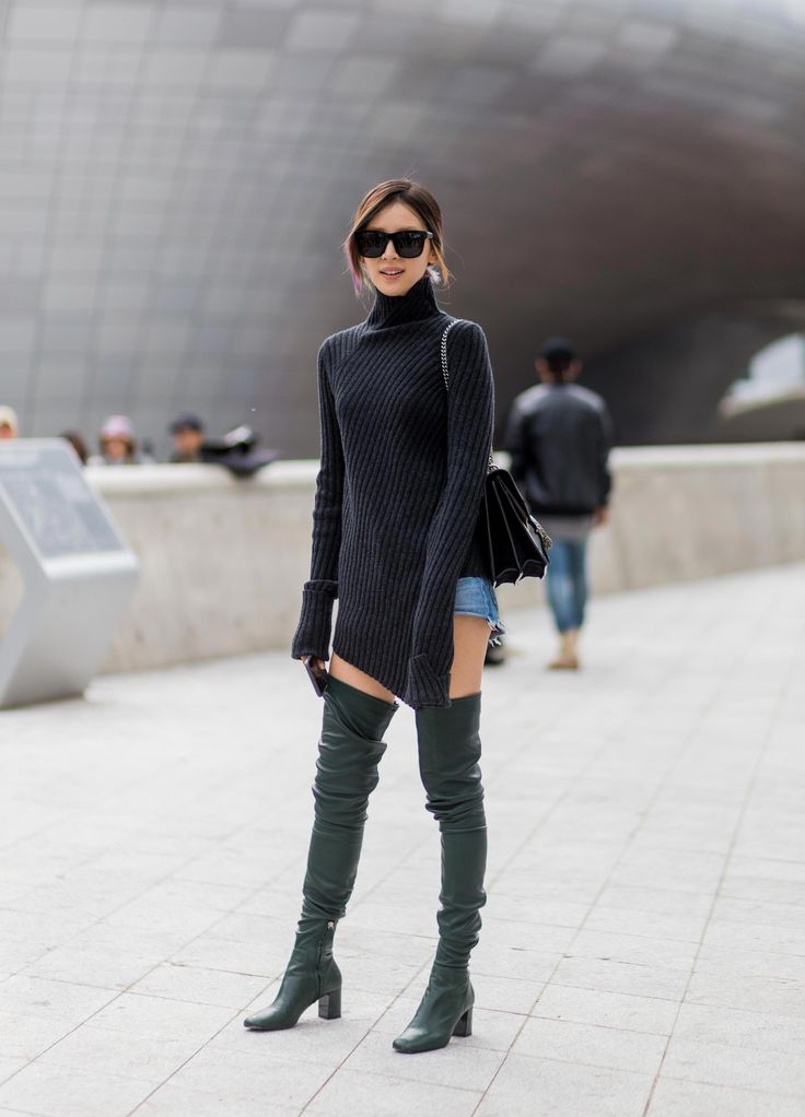 Irene Kim street style at day 5 of HERA Seoul Fashion Week Korean Fashion Chic, Irene Kim, Seoul Fashion Week, Seoul Fashion, Ribbed Turtleneck Sweater, Korean Fashion Casual, Japanese Street Fashion, Street Style Chic, Fall Street Style