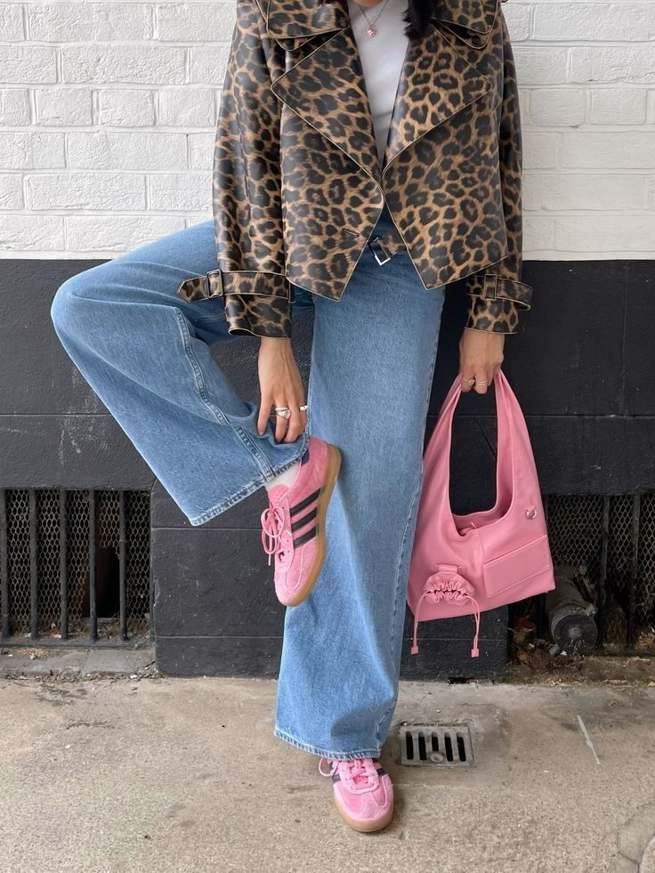 Outfits With Pink Jacket, Pink Bag Outfit Ideas, Pink Sambas Outfit, Pink Samba Outfit, Cheetah Jacket Outfit, Pink And Leopard Outfit, Animal Print Jacket Outfit, Leopard Print Outfits Aesthetic, Leopard Bag Outfit