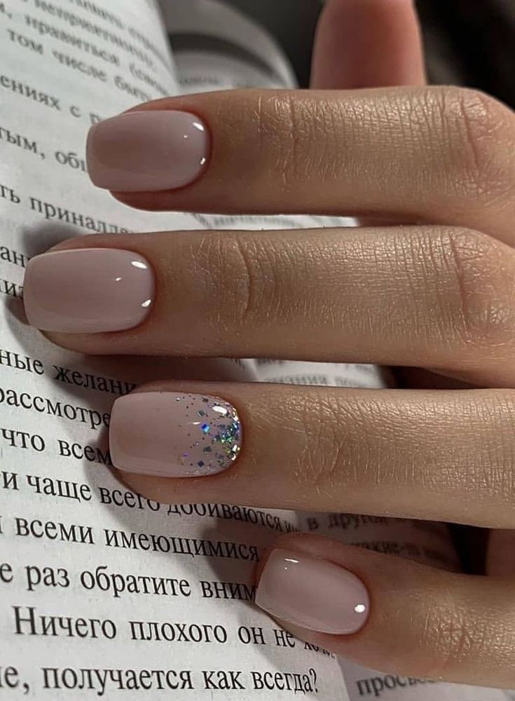 Nails Nude Cortas, Ideas Para Uñas Cortas, Sparkly Manicure, Halloweenský Makeup, Unghie Sfumate, Short Gel Nails, Subtle Nails, Glitter Gel Nails, Simple Gel Nails