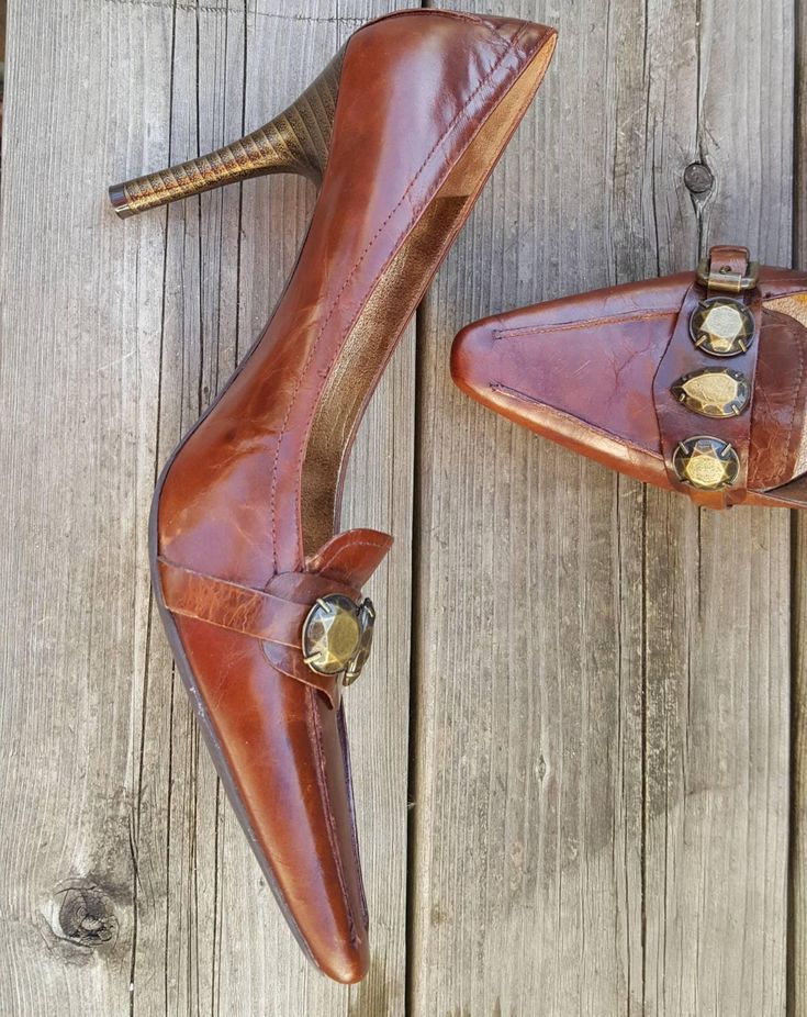 Stunning  leather shoes In western style  Great for every day Brand : Nine West Color :brown Size  8.5 M Heel 4 inches Sole length 11 inches Ball of foot 3.4 inches Measurements are from the outside of the shoe ,it's best to compare the measurement with a pair of shoes you comfortable in . See measurement on photos please Great vintage condition Brown High Heel Leather Shoes For Fall, Vintage Leather Shoes With Pointed Toe For Fall, Fitted Brown Leather Shoes With Snip Toe, Brown Western Heels For Fall, Western Style Brown Heels For Fall, Brown Pointed Toe Heels For Fall, Western Style Medium Width Heels With Pointed Toe, Brown Western Snip Toe Heels, Brown Western Heels With Snip Toe