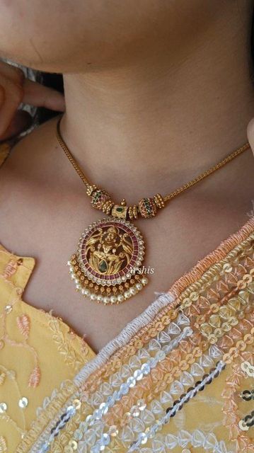 Antique Gold Chain Women, Lakshmi Locket Gold, Harams Gold Indian Jewellery Design, Gold Stone Necklace Designs, Dollar Chain Gold Indian, Simple Jewellery Design Indian, Pendant Designs Gold Simple, 10gms Gold Necklace Designs, Chain Pendant Designs Gold