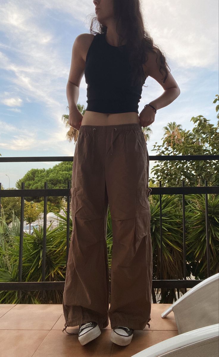 Shoes With Parachute Pants, Parashout Pants, Parachute Pants Outfit Brown, Parashot Pants Outfit, Parasut Pants, Parasut Pants Outfit, Brown Parachute Pants Outfit, Parachute Pants Outfit Summer, Parashoot Pants Outfit