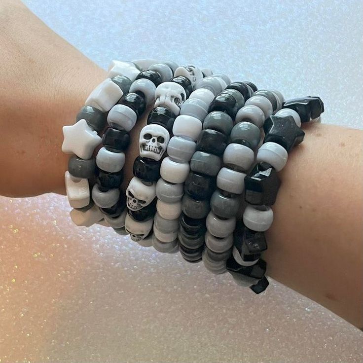 Aesthetic Kandi Bracelets, Bracelets Emo, Bracelets Grunge, Grunge Bracelets, Emo Bracelets, Emo Kandi, Kandi Bracelets Ideas, Kandi Singles, Diy Kandi Bracelets