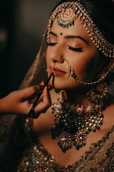 Elegant Mumbai Wedding With The Bride In A Beautiful Pastel Pink Lehenga Bridal Makeup Pictures, Indian Bride Poses, Indian Bride Photography Poses, Indian Bride Makeup, Bride Photos Poses, Bridal Makeup Images, Bridal Photography Poses, Indian Bridal Photos, Bride Photography Poses