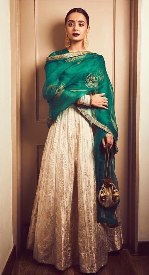 Anarkali Color Combinations, Bridal Lehenga Color Combinations, Trendy Bridal Lehenga, Lehenga Color Combinations, Pakistani Anarkali, Surveen Chawla, Wedding Dresses Pakistani, Dresses Pakistani, Indian Outfits Lehenga