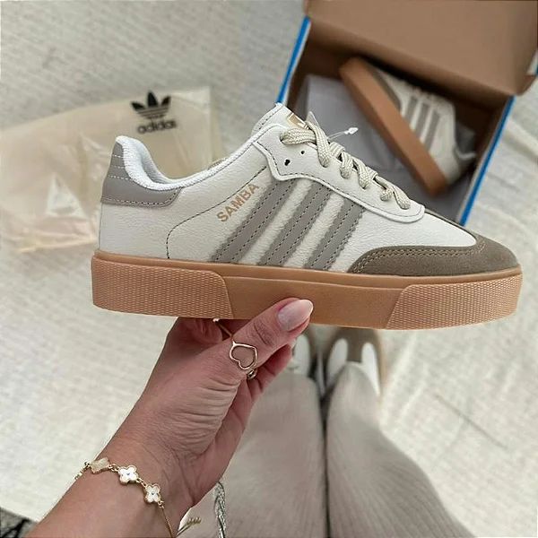 Pretty Sneakers, Shoe Wishlist, Sneaker Lovers, Walk In My Shoes, Minimalist Shoes, Hype Shoes, Shoe Inspiration, Adidas Outfit, Aesthetic Shoes