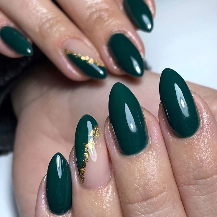 Look merry this festive season by trying out these cute Christmas nail designs that are affordable, and a great way to pamper your nails! Bridesmaids Neutral, Cute Christmas Nail Designs, Green Acrylic Nails, Dark Green Nails, Cute Christmas Nails, Green Nail, Nails Wedding, Almond Shape, Festival Nails