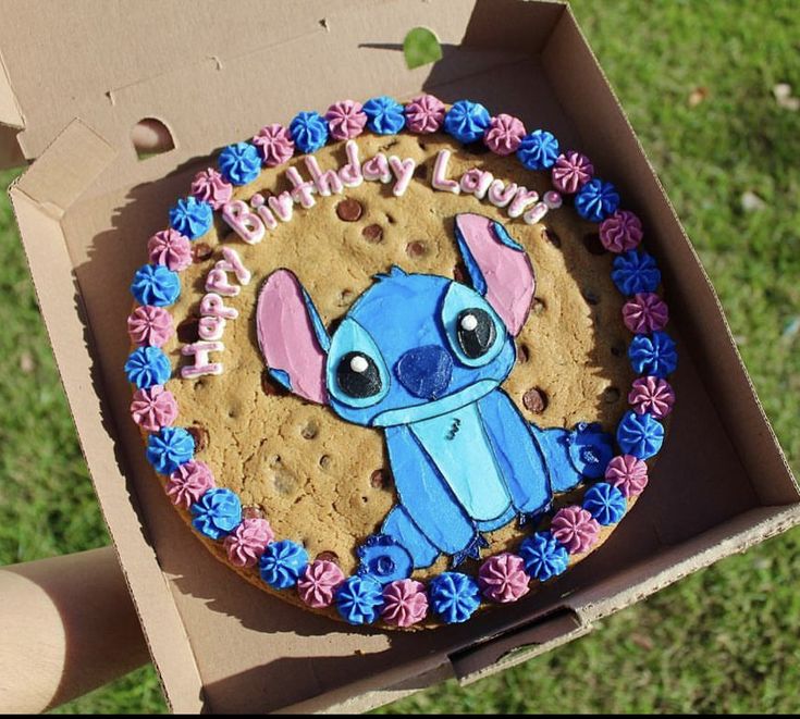 Cookie cake chocolate chips Lily And Stitch Birthday Party, Lilo And Stitch Cookie Cake, Disney Cookie Cake, Stitch Birthday Treats, Stitch Cookie Cake, Stitch Food Ideas, Stitch Birthday Cookies, Stitch Sheet Cake, Lilo And Stitch Birthday Party Cake