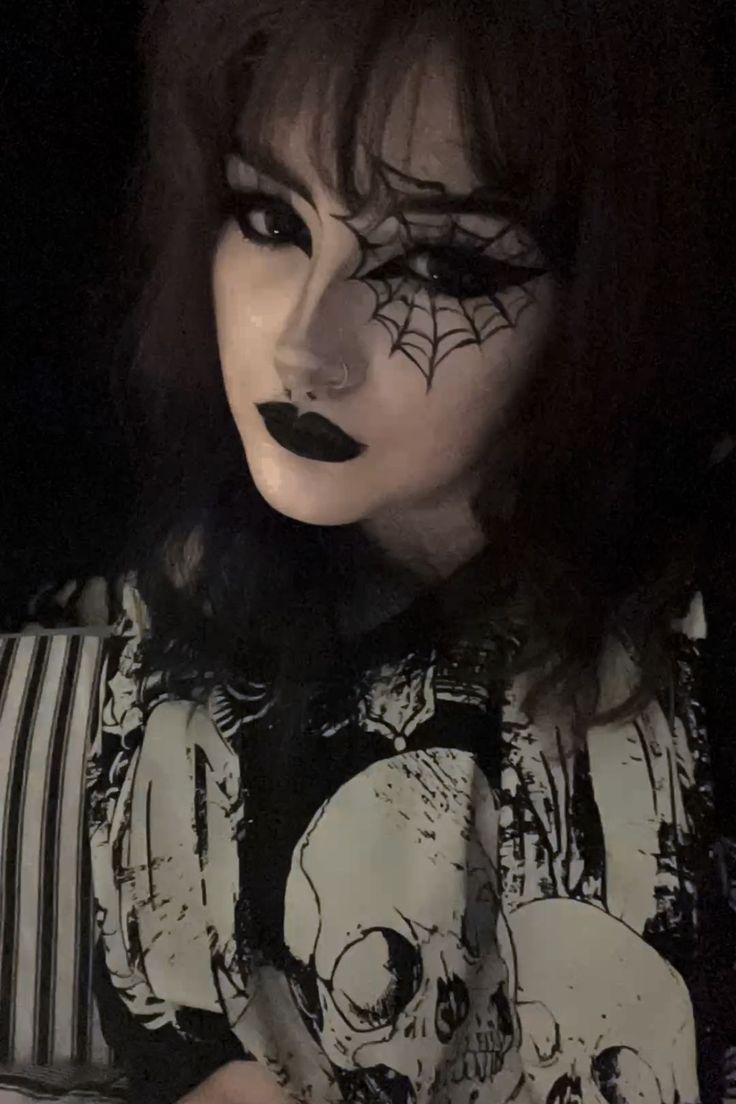 Goth moment Goth Makeup Eyeliner, Heart Spiderweb, Spider Web Makeup, Eyeliner Inspo, Spider Makeup, Goth Makeup Tutorial, Goth Eye Makeup, Funky Makeup, Cute Halloween Makeup