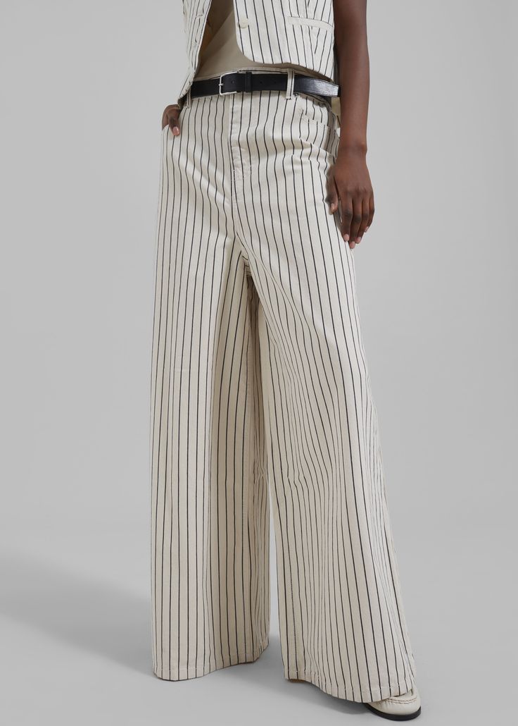 Chic Wide Leg Cotton Pants For Work, Chic Cotton Wide Leg Pants, Cotton Wide Leg Pants With Welt Pockets, Cotton Wide Leg Pants For Business Casual, Elegant Relaxed Fit Cotton Jeans, Classic Cotton Wide Leg Pants, Cotton Wide Leg Pants With Welt Pockets For Summer, Chic Relaxed Fit Cotton Wide Leg Pants, Chic Cotton Wide Leg Pants With Relaxed Fit