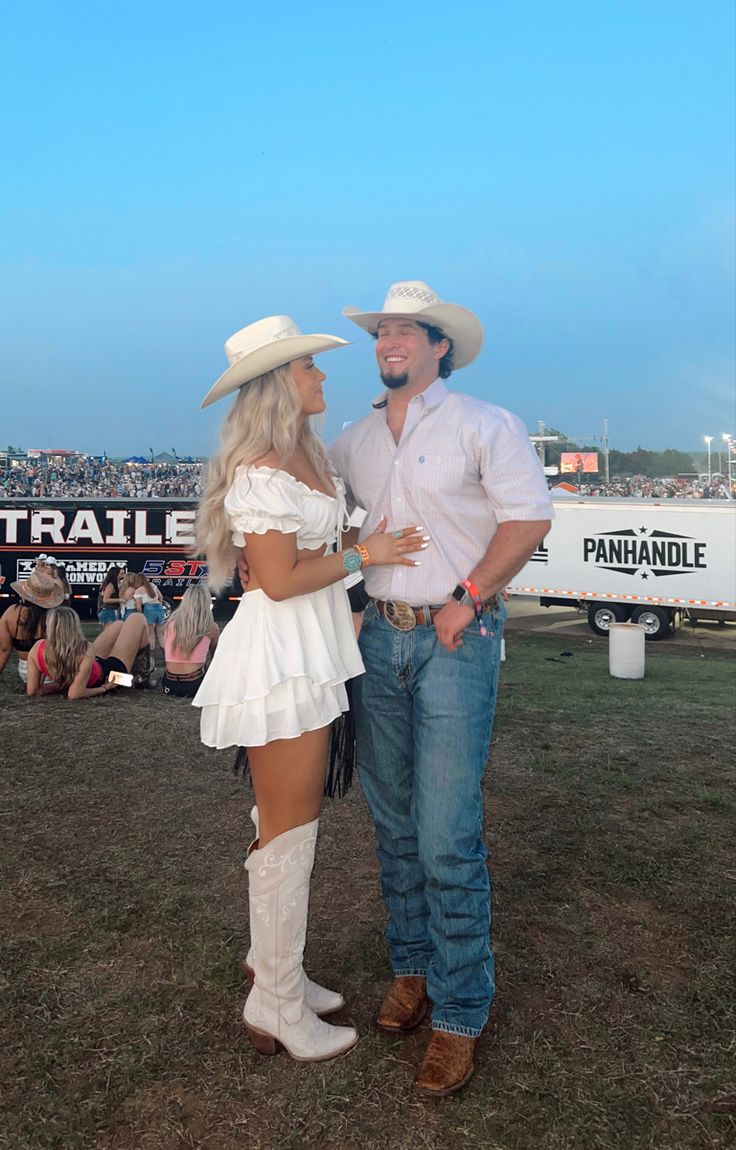 Couple Concert Pictures Country, Rodeo Outfits Couples, Cowboy Dresses For Women, Nashville Couple Outfits, Country Concert Couple Outfits, Western Outfits Couple, Couple Cowboy Outfits, Cowgirl Inspired Outfits, Country Outfits Ideas