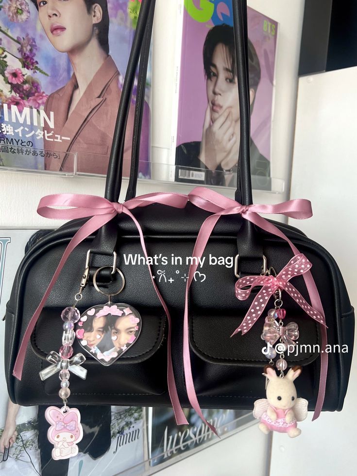 Japanese School Bag Kawaii, Cute Bags And Purses, Bags With Bows, Decorated Purse, Mochila Kpop, Decorated Bag, Purse Aesthetic, Decorated Bags, Bag Inspiration