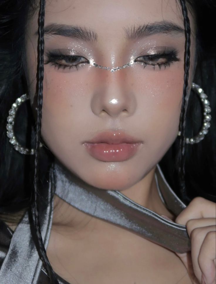 Gems Makeup Look, Y3k Makeup, Aespa Makeup, Cybercore Makeup, Douyin Beauty, Layout Makeup, Futuristic Makeup, Gem Makeup, Festival Make Up