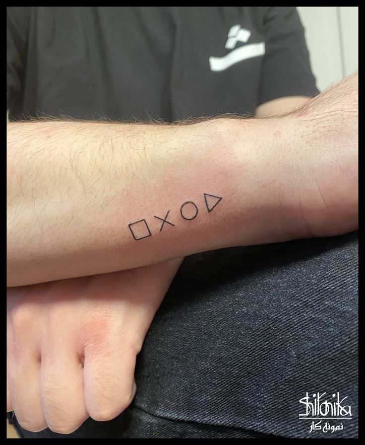 a man with a tattoo on his arm that says, doxo in black ink