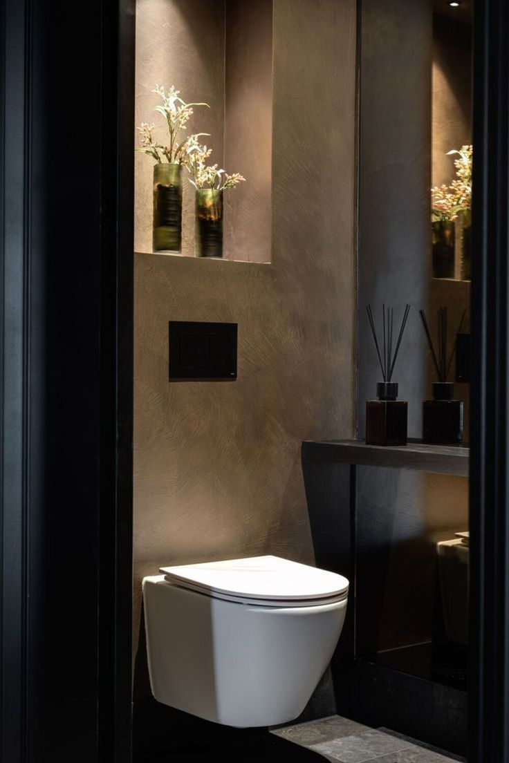 Kijk dit! Een toilet in industriële stijl. Afgewerkt met grijze betonlook tegels op de wand. De zwarte accenten zoals de wc knop en het kastje maakt het helemaal af. Guest Toilet Luxury, Luxury Toilet Design Modern, Toilets Designs, Luxury Toilet Design, Toilet Hotel, Grand Interior, Toilet Design Modern, Small Toilet Design, Small Downstairs Toilet