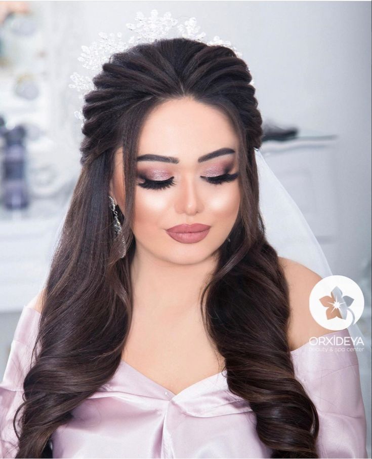 Long Hair Engagement Styles, Siders Hairstyle Indian Wedding, Hairstyles For Wedding Sider, Bridal Hairstyle For Big Forehead Indian, Open Hairstyles For Bride, Bun With Front Pieces Out, Bridal Hairstyles Boho, Bridal Hair Looks, Boho Bridal Hairstyles