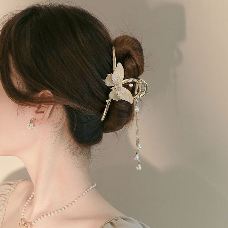 Butterfly Pearl Hair Cliphair ClipSize：11.5cm Gaun Koktail, Chignon Hair, Famous Dress, Kawaii Hairstyles, Butterfly Hair Clip, Cute Accessories, Tassels Fashion, Fancy Jewellery, Butterfly Hair