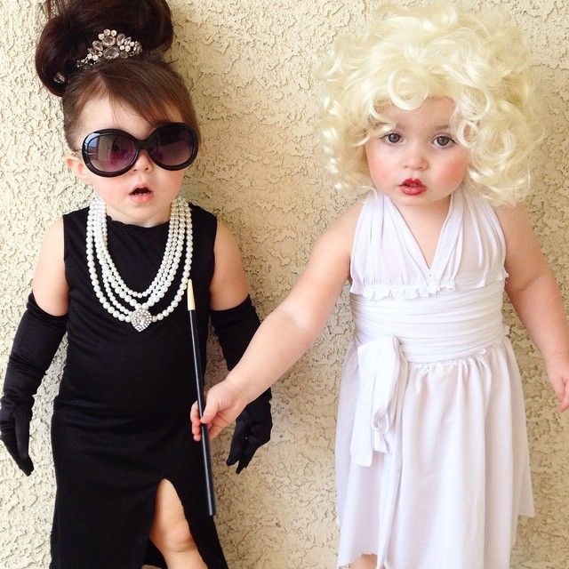 #fashionkidscostumes #marilynmonroe #audreyhepburn #teins #oldhollywood #hollywoodbeautys #classics Costumes For Sisters, Costume Halloween Duo, Halloween Costume Teenage Girl, Halloween Costumes For Sisters, Halloween Costume Couple, Sibling Halloween Costumes, Twin Halloween, Baby Kostüm