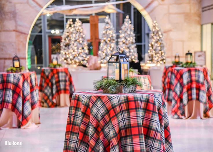 the table is covered with red and black plaid cloths, which are adorned with christmas trees