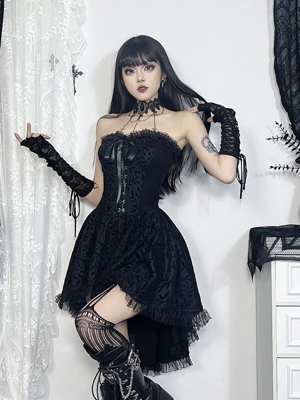 Lace patchwork, Vine pattern, Black ribbon bow, Metal buckles, Short trailing pendulum, Tube dress, Elastic back, Material: Polyester spandex Color: Black Size: S, M, L Unit: CM Bust Waist Length S 72-88 62-70 58 M 76-92 66-74 60 L 82-98 72-80 62 * 1cm ≈ 0.3937 inchNote: There may be 2-3cm error due to manual measureme Black Strapless Dress With Bow For Party, Black Corset Back Dress For Halloween, Fitted Black Strapless Dress With Bow, Black Strapless Corset Dress For Halloween, Halloween Lace Corset Dress For Party, Halloween Party Lace Corset Dress, Black Strapless Mini Dress With Bow, Black Strapless Dress For Halloween, Strapless Halloween Party Dress