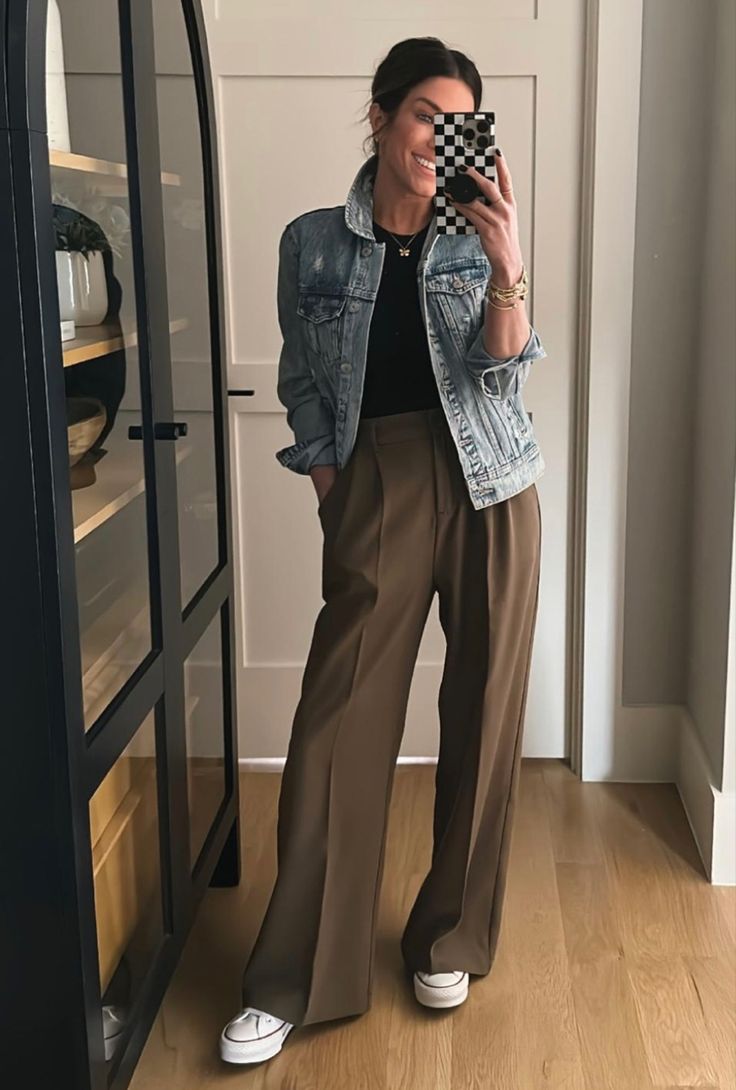 Outfits With Long Pants, Wide Leg Pants And Vest Outfit, Outfit Inspo 2024 Fall, Wide Leg And Sneakers, Sneakers And Wide Leg Pants, Wide Pants With Sneakers, How To Style A Wide Leg Pant, Wide Leg Pants And Crop Top Outfit, Wide Leg Casual Pants Outfit