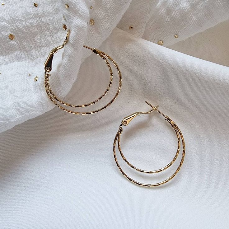 Gold plated double hoop earrings.  Catch the light thanks to the stripes textures. Elegant and light weight hoop earrings Elegant, perfect for all kind of events. Casual or fancy. > Material: Brass with 14 carats gold plating 3 microns >Size: 2,9 cm and inner hoop is 1,5 cm diameter >All jewelry will arrive gift ready in a box. Thanks and have a good shopping! Textured Metal Hoop Earrings For Gift, Minimalist Metal Hoop Wrap Earrings, Textured Gold-plated Hoop Earrings, Textured Gold Plated Hoop Earrings, Everyday Small Hoop Textured Earrings, Textured Small Hoop Earrings For Gift, Textured Small Hoop Earrings Gift, Creole Earrings, Double Hoop Earrings